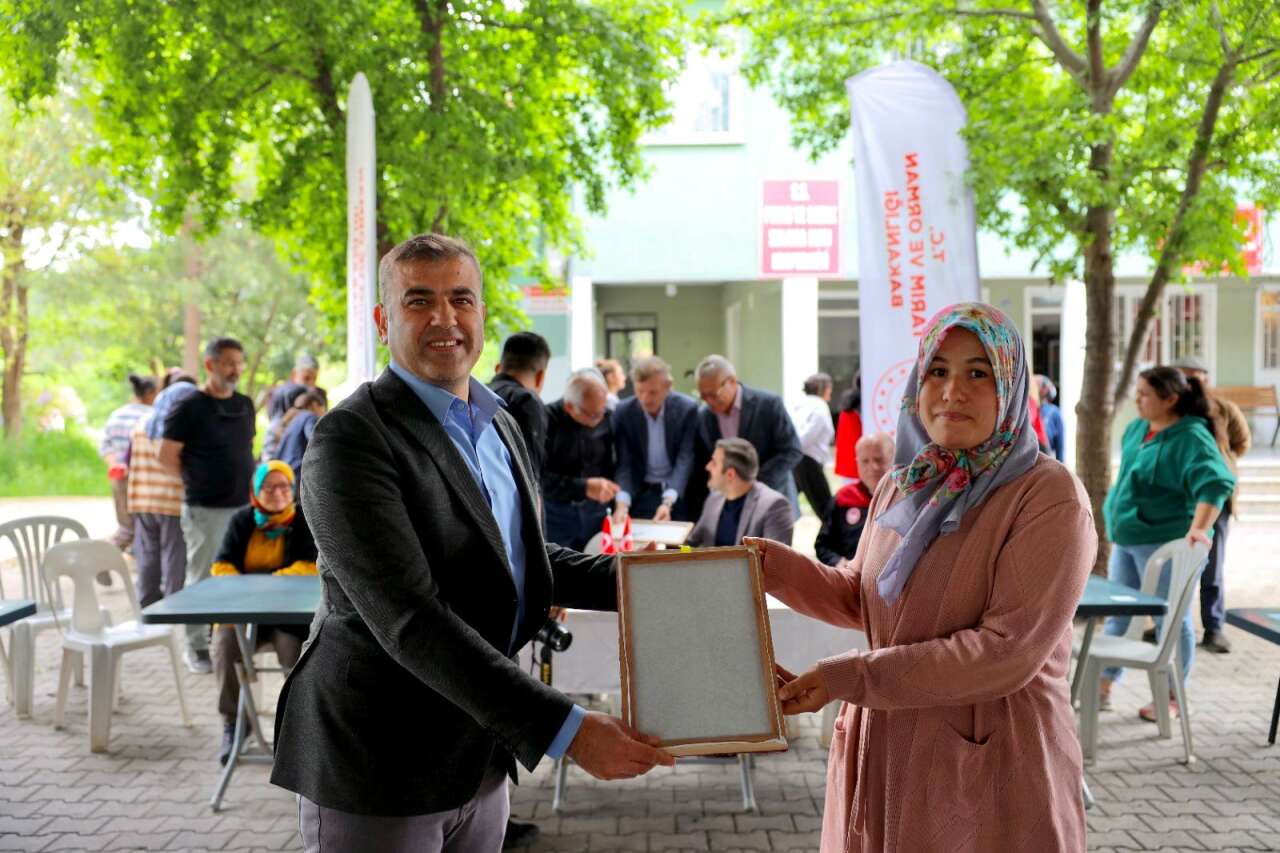 Muğla’da İpekböcekçiliğine Destek: 98 Üreticiye Larva Dağıtıldı 2